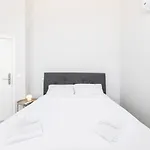 Olala Oriente Suites Iii Pensión